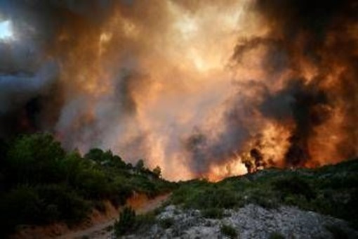 Francia, incendi nel sud: un morto e migliaia di sfollati. &quot;Disastro senza precedenti&quot;