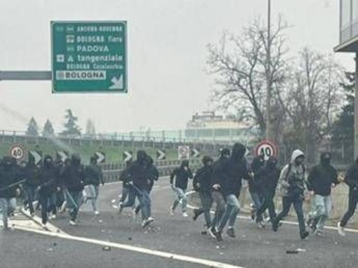 Scontri in autostrada tra 200 ultras di Fiorentina e Roma a Bologna: auto danneggiate