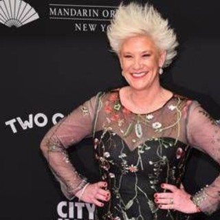 Addio ad Anne Burrell, la chef di Food Network morta improvvisamente in casa: aveva 55 anni
