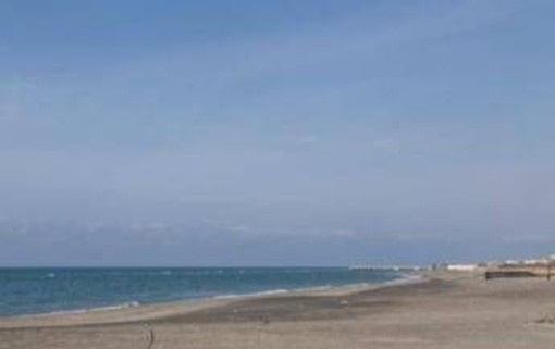Cadavere sul bagnasciuga a Ostia, indagini in corso Cadavere sul bagnasciuga a Ostia, indagini in corso