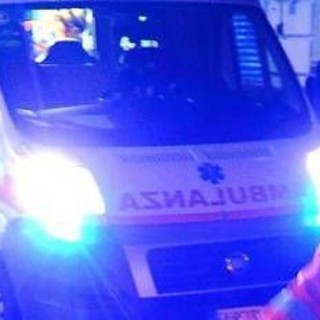 Tragedia a Fiumicino, auto travolge un pedone e si ribalta: un morto e tre feriti gravi