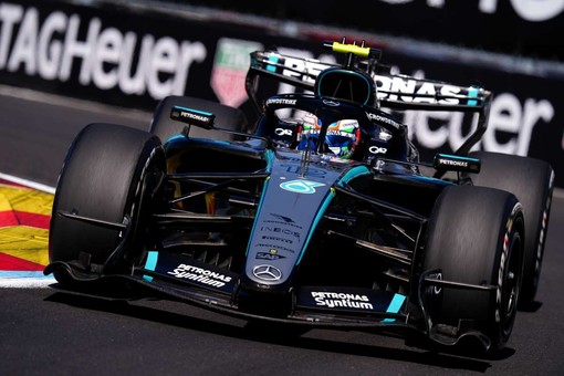 Antonelli detta legge anche in Spagna, Leclerc quarto e ritiro Hamilton