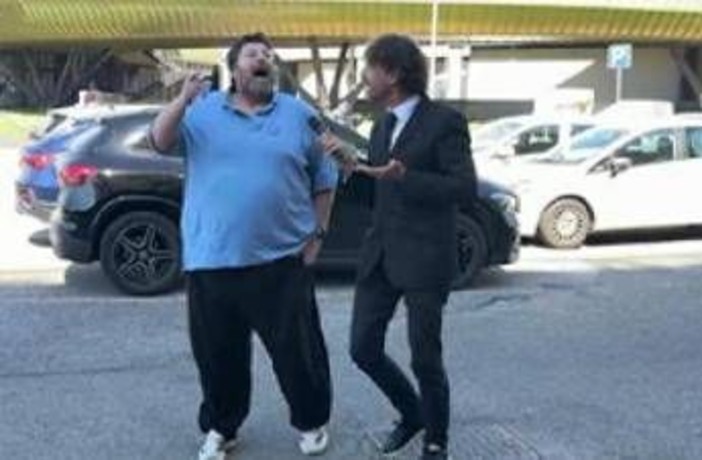 Prato, tensione alla presentazione del candidato sindaco Adinolfi: lite con inviato delle 'Iene'