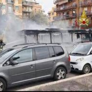 Roma, bus in fiamme: nessun passeggero ferito Roma, bus in fiamme: nessun passeggero ferito