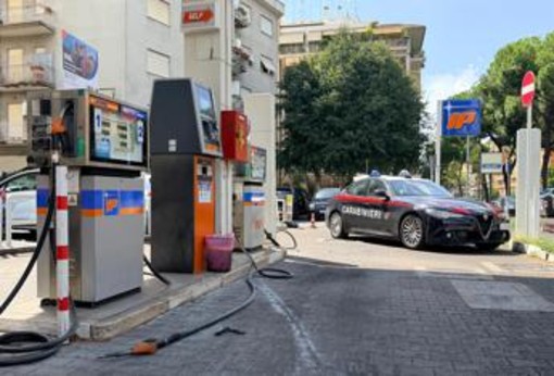 Roma, si cosparge di benzina e si dà fuoco al distributore: gravissimo un 33enne