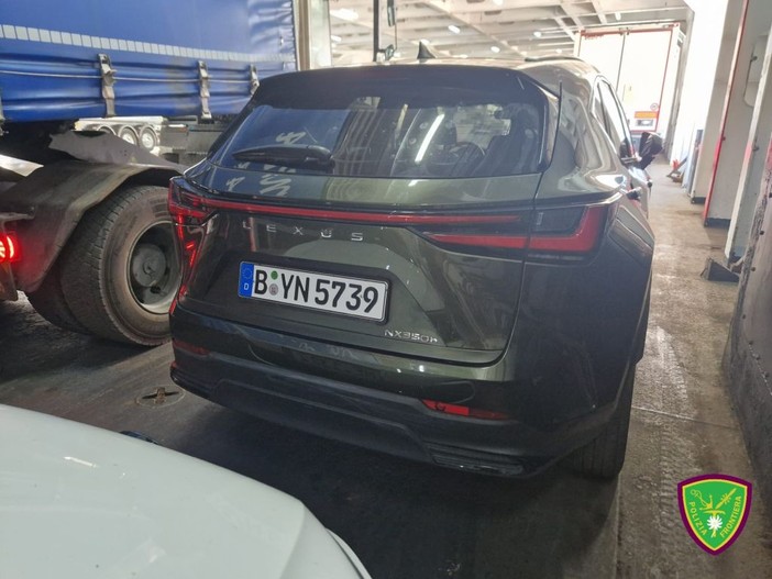 Auto clonate per il mercato nero in Tunisia, sequestri a Palermo Auto clonate per il mercato nero in Tunisia, sequestri a Palermo