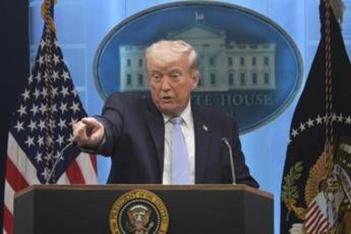 Scure di Trump sui giornalisti: niente accesso alla Casa Bianca per Cnn, Ms Now e Politico. "Assalto ai diritti, avanti con il nostro lavoro"