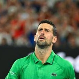 Djokovic si prende un warning e litiga con l'arbitro: "Stavo cercando il mio cappello"