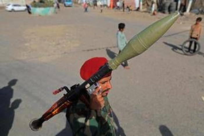 Yemen, gli Houthi conquistano Mayyun e attaccano base in Arabia Saudita: alta tensione nel Mar Rosso Yemen, gli Houthi conquistano Mayyun e attaccano base in Arabia Saudita: alta tensione nel Mar Rosso