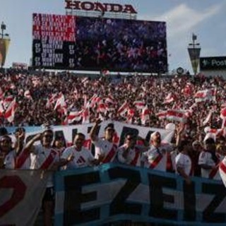 Tifoso del River Plate brucia l'auto, poi con soldi assicurazione vola al Mondiale per Club - Video