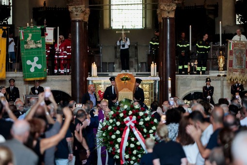 Don Mazzi, a Milano l’addio tra applausi e commozione Don Mazzi, a Milano l’addio tra applausi e commozione