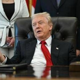 Trump: &quot;Grazie ai dazi ogni americano riceverà bonus di 2mila dollari&quot;