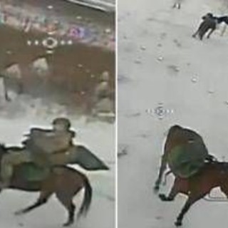 Soldati russi a cavallo, il drone ucraino colpisce