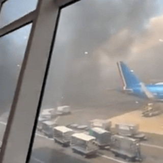 Fiumicino, incendio in aeroporto: il fumo nero invade la pista - Video