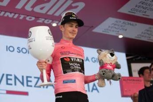 Giro d'Italia, Vingegaard vince anche la 16esima tappa e resta maglia rosa Giro d'Italia, Vingegaard vince anche la 16esima tappa e resta maglia rosa