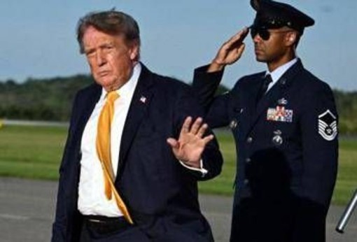 Trump cambia look, addio ciuffo biondo: i capelli castani scatenano il web
