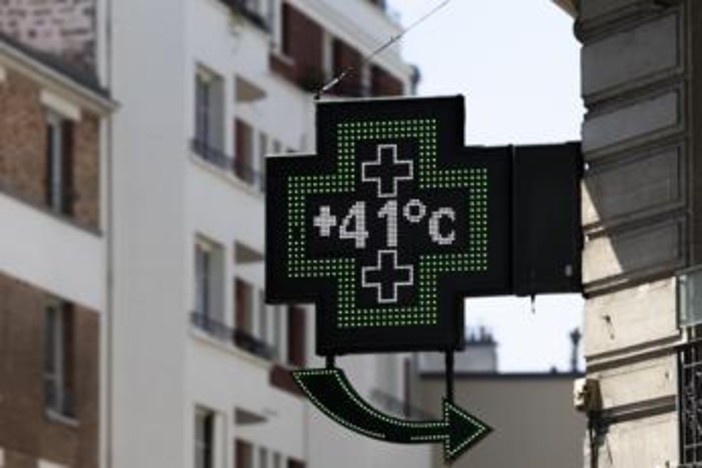 Caldo record, i dati del ministero: mortalità in aumento del 3%, effetto limitato agli over 85 Caldo record, i dati del ministero: mortalità in aumento del 3%, effetto limitato agli over 85