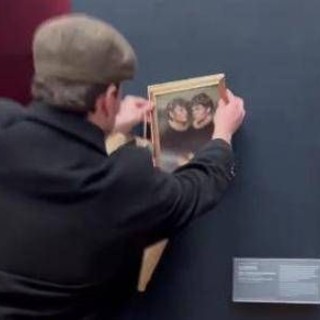 Louvre, due tiktoker appendono il loro ritratto vicino alla Gioconda