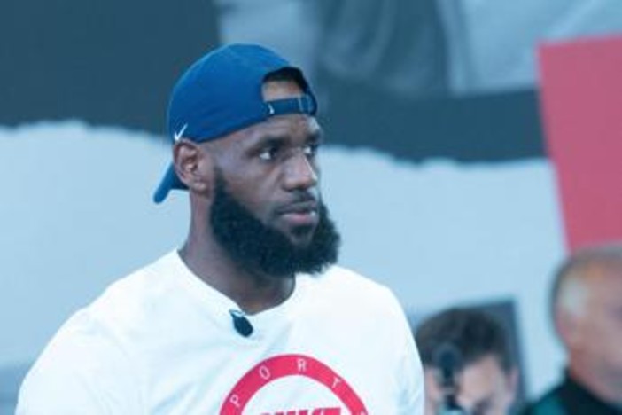 Nba, LeBron James firma con Philadelphia: "E' l'ultimo viaggio" Nba, LeBron James firma con Philadelphia: "E' l'ultimo viaggio"