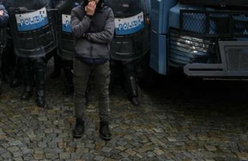 Tifoso ferito in scontri derby Torino, Procura: "Chiesti domiciliari per agente, lacrimogeno lanciato in modo non conforme" Tifoso ferito in scontri derby Torino, Procura: "Chiesti domiciliari per agente, lacrimogeno lanciato in modo non conforme"