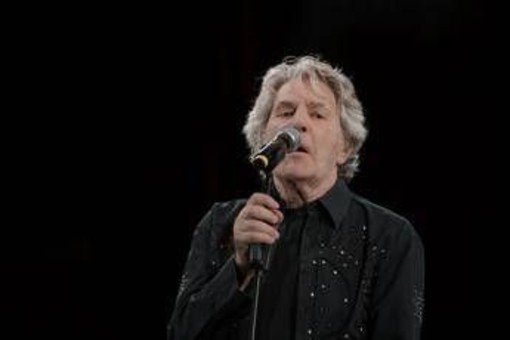 Sanremo 2026, Fausto Leali riceve il 'premio alla carriera': 60 anni di musica