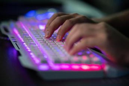Copyright su immagine e voce per tutti, l'idea della Danimarca contro i deepfake IA