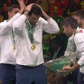 Bolelli alza la Coppa Davis, ma... la rompe (poi l'aggiusta)