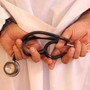 Truffava vittime prospettando terapie innovative per autismo, arrestato finto medico