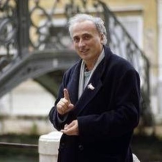 Stefano Benni, oggi la camera ardente: da Pennac a Feltrinelli chi c'era per lo scrittore