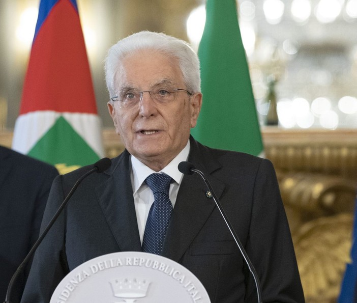 Mattarella firma i decreti di nomina per 25 cavalieri del lavoro Mattarella firma i decreti di nomina per 25 cavalieri del lavoro