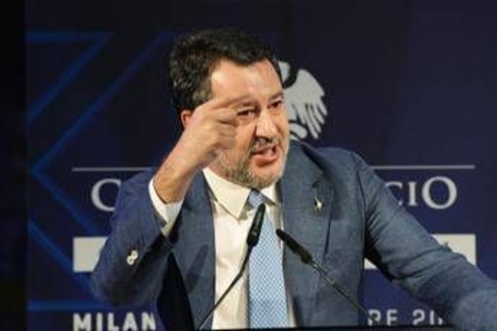 Tassa sulle banche, Salvini a Patuelli: "Per ogni lamentela chiederemo 1 miliardo in più" Tassa sulle banche, Salvini a Patuelli: "Per ogni lamentela chiederemo 1 miliardo in più"