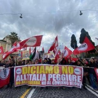 Referendum, a Roma corteo per il 'no': "Contro il governo e la guerra"