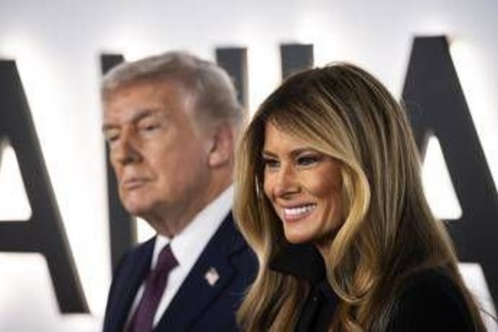 Trump celebra il film "glamour" di Melania. Lei: "Non un documentario, ma un'esperienza creativa" Trump celebra il film "glamour" di Melania. Lei: "Non un documentario, ma un'esperienza creativa"