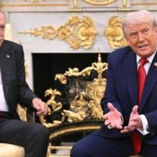 Trump incontra Erdogan e avverte Putin: &quot;Molto deluso da lui, è momento di fermarsi. Gaza? Accordo vicino&quot;