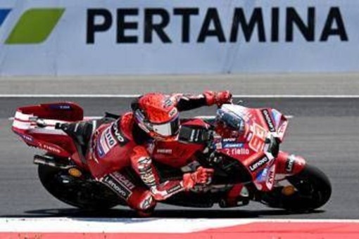 Marquez accelera, Bezzecchi e Fernandez cadono: cos'è successo in partenza in MotoGp