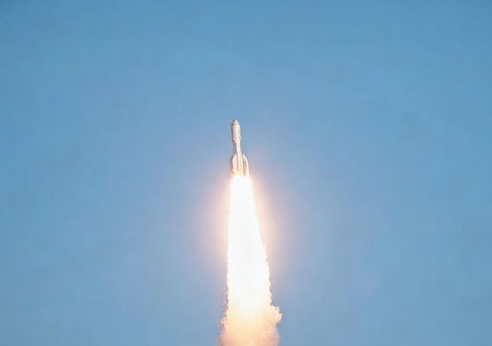 La Cina lancia in orbita nove satelliti dalle acque al largo di Shanghai La Cina lancia in orbita nove satelliti dalle acque al largo di Shanghai