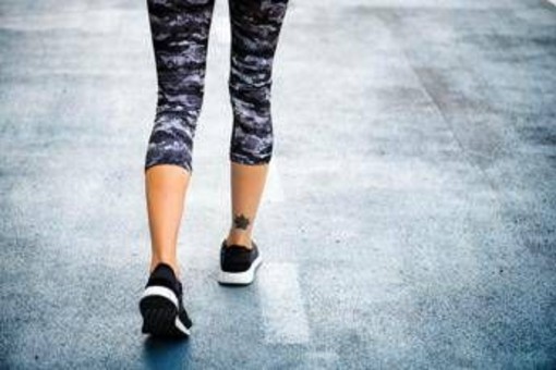 Camminata 6-6-6: cos’è il metodo low impact virale che aiuta a dimagrire e tonificare Camminata 6-6-6: cos’è il metodo low impact virale che aiuta a dimagrire e tonificare