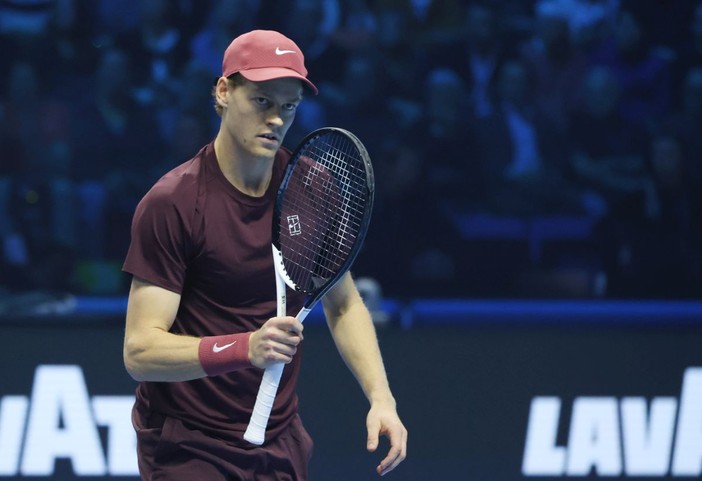 Atp Finals, Sinner batte Zverev e va in semifinale Atp Finals, Sinner batte Zverev e va in semifinale
