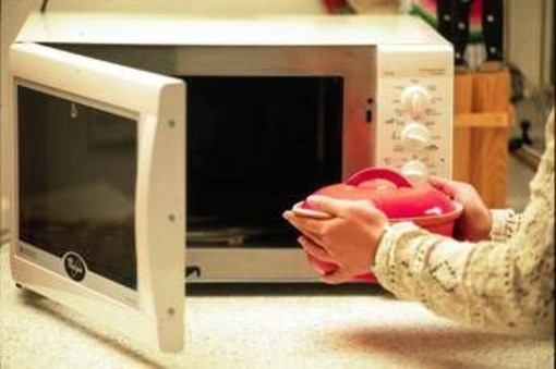 Forno a microonde fa male? Iss: "Non rende cibi meno sani" Forno a microonde fa male? Iss: "Non rende cibi meno sani"