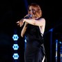 Noemi, paura durante concerto: cade dal palco e finisce in ospedale Noemi, paura durante concerto: cade dal palco e finisce in ospedale