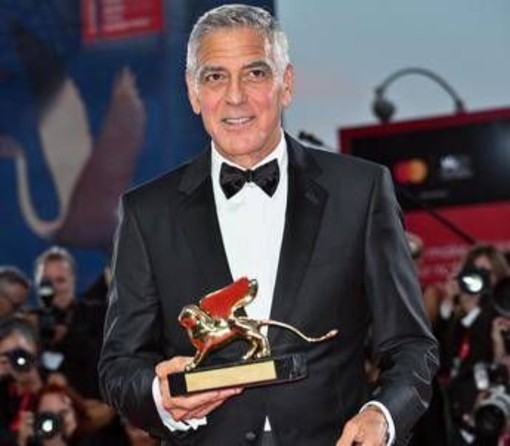 Mostra di Venezia, Clooney riceve il Leone d'oro alla carriera: "L'arte non ferma le guerre ma è antidoto contro la paura" Mostra di Venezia, Clooney riceve il Leone d'oro alla carriera: "L'arte non ferma le guerre ma è antidoto contro la paura"