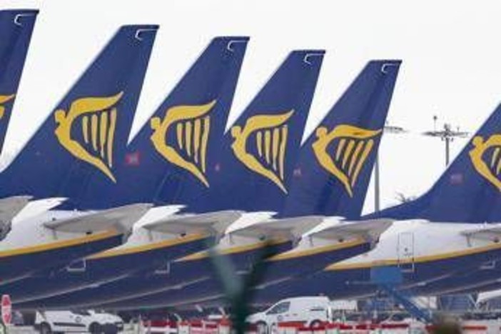 Ryanair, stop ai biglietti cartacei: da mercoledì carte d'imbarco solo digitali