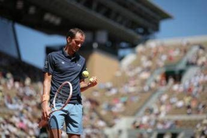 Roland Garros, Medvedev soffre il caldo e litiga con la moglie: "Comportati bene" Roland Garros, Medvedev soffre il caldo e litiga con la moglie: "Comportati bene"