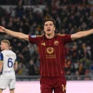 Il Verona battuto con un gol di Shomurodov, la Roma sale al 5° posto