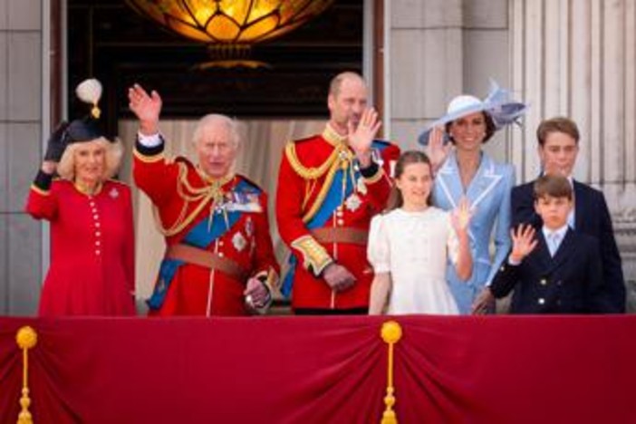 Regno Unito, il 55% vuole ancora la monarchia ma è il dato più basso degli ultimi 33 anni