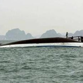 Vietnam, si rovescia battello turistico con 53 persone a bordo: almeno 28 i morti