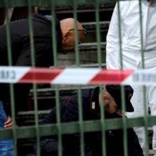 Trovato morto con ferite alla testa nell'androne di un palazzo, indagini a Napoli