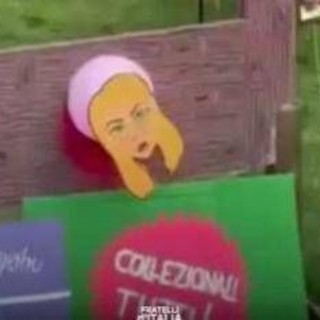 Meloni 'decapitata' dalla ghigliottina, il video choc dal Carnevale di Reggio Emilia Meloni 'decapitata' dalla ghigliottina, il video choc dal Carnevale di Reggio Emilia