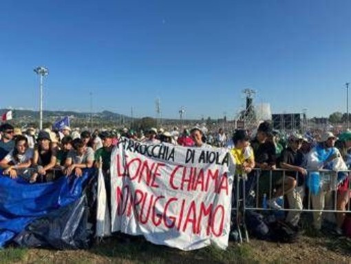 Giubileo giovani, striscione a Tor Vergata: &quot;Se Leone chiama, noi ruggiamo&quot;