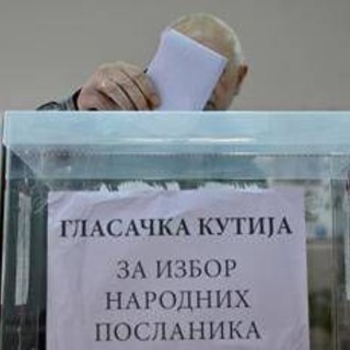 Serbia, seggi aperti per le elezioni parlamentari: al voto 6,4 milioni di elettori Serbia, seggi aperti per le elezioni parlamentari: al voto 6,4 milioni di elettori